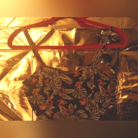 Forever 21 tropical print crop top. - Picture 2 of 7